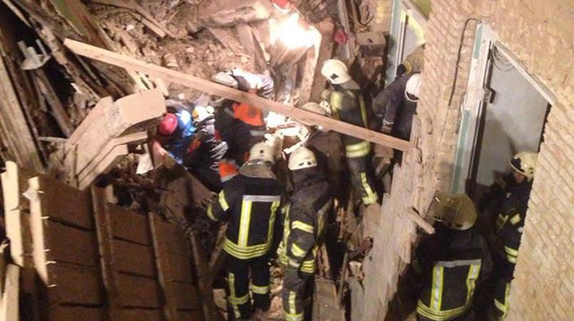 З-під завалів будинку у Києві дістали 6 людей
