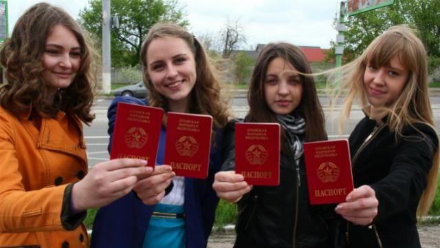 В "ЛНР" штампують паспорти: вже видали кілька тисяч