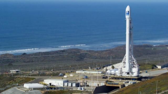 Ракету Falcon 9 не пустили за считанные минуты до старта Ракету Falcon 9 не пустили за считанные минуты до старта