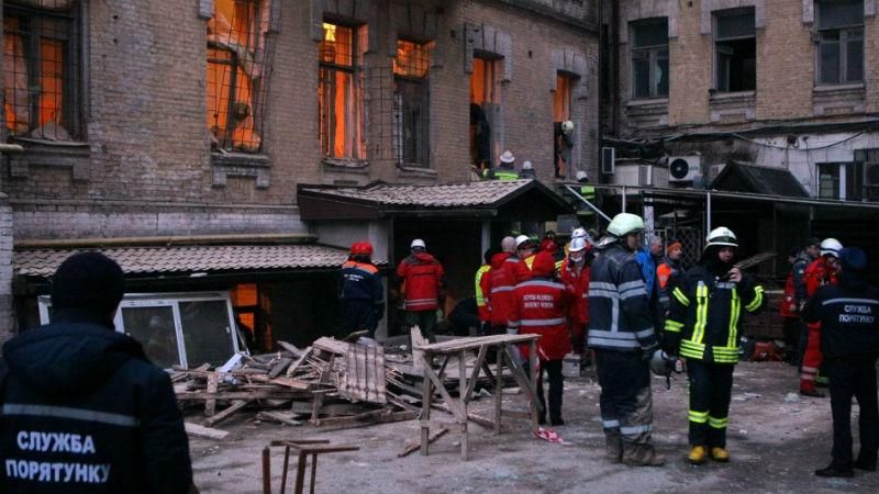 Под завалами дома в Киеве погиб человек, еще двое не подают признаки жизни