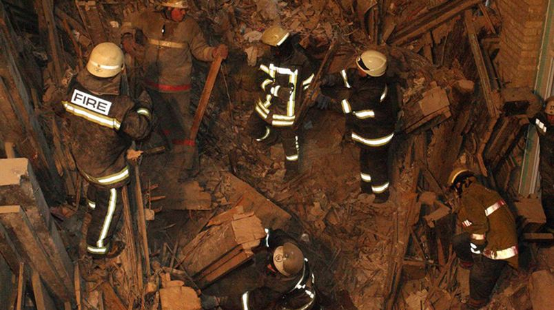 Под завалами в центре Киева до сих пор есть люди: спасатели продолжают операцию