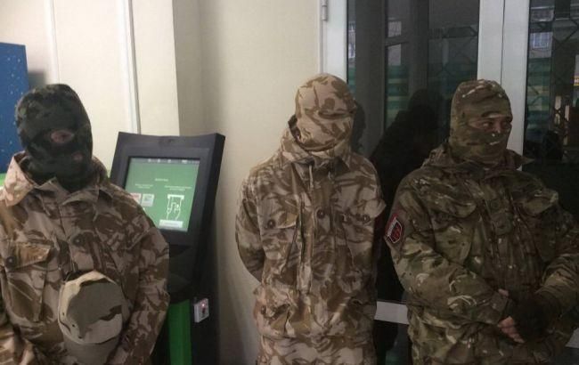 Бойцы "Правого сектора" в масках блокировали несколько часов "ПриватБанк" Бойцы "Правого сектора" в масках блокировали несколько часов "ПриватБанк"