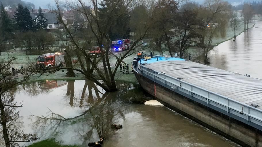 Нетрезвый капитан преградил реку баржей Нетрезвый капитан преградил реку баржей