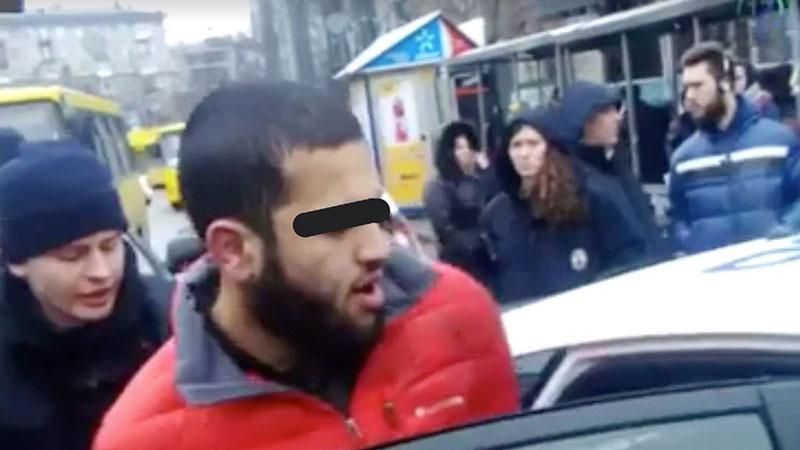 Мужчина в Киеве покусал полицейского