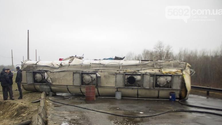 У Дніпродзержинську на мості перекинувся бензовоз