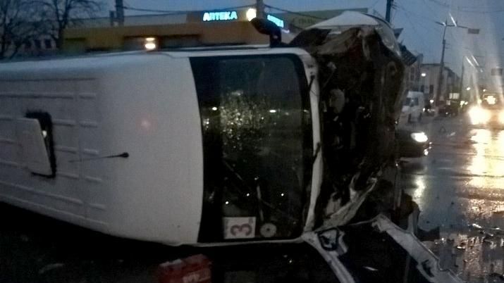 Маршрутка после столкновения со "скорой" перевернулась в Кременчуге Маршрутка после столкновения со "скорой" перевернулась в Кременчуге