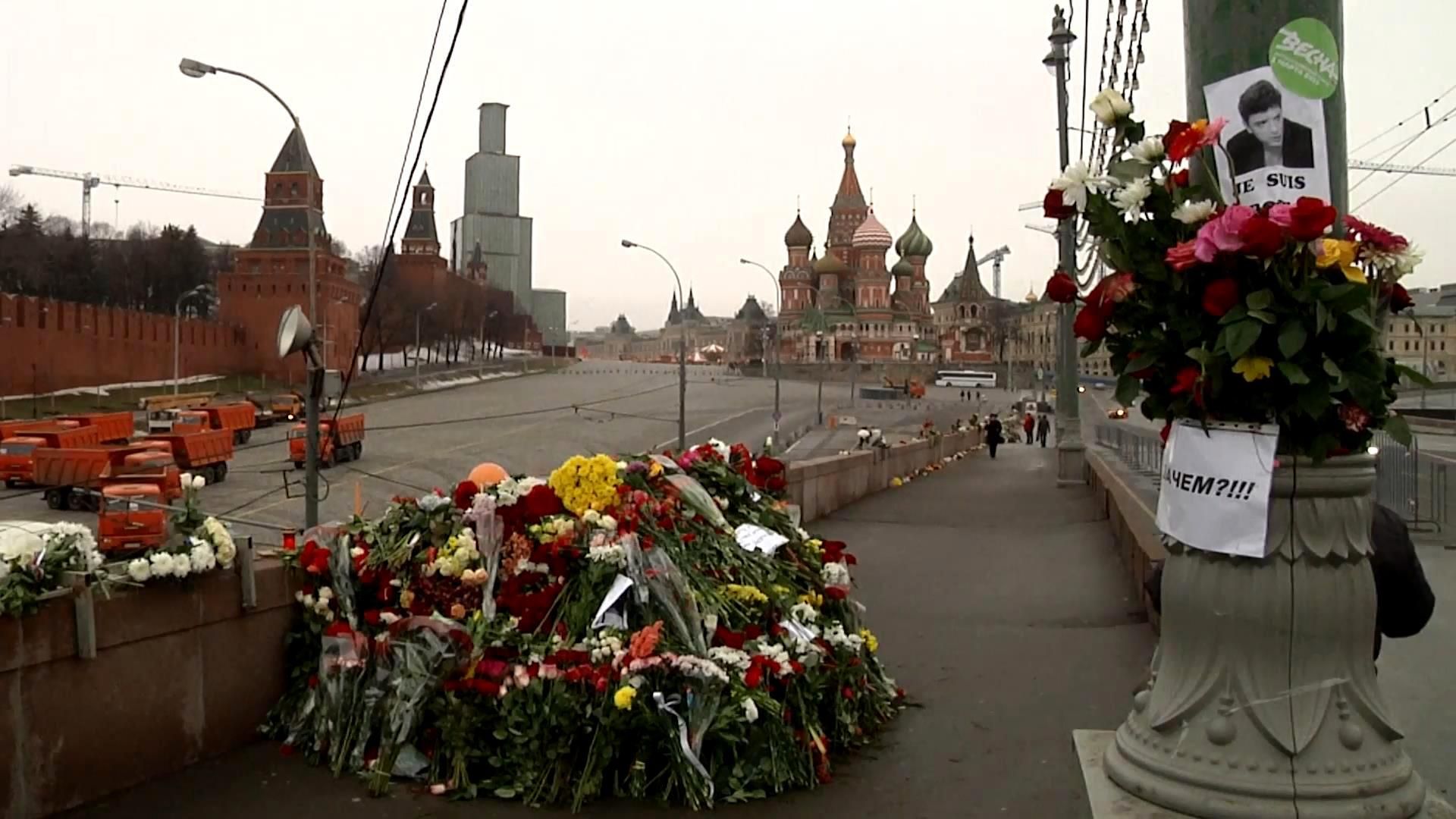 Посол США в России почтил память Немцова Посол США в России почтил память Немцова