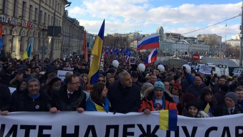 У центрі Москви кричать "Слава Україні" і співають український гімн