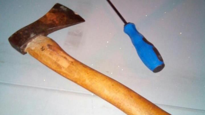 У Львові п'яний чоловік погрожував перехожим сокирою У Львові п'яний чоловік погрожував перехожим сокирою