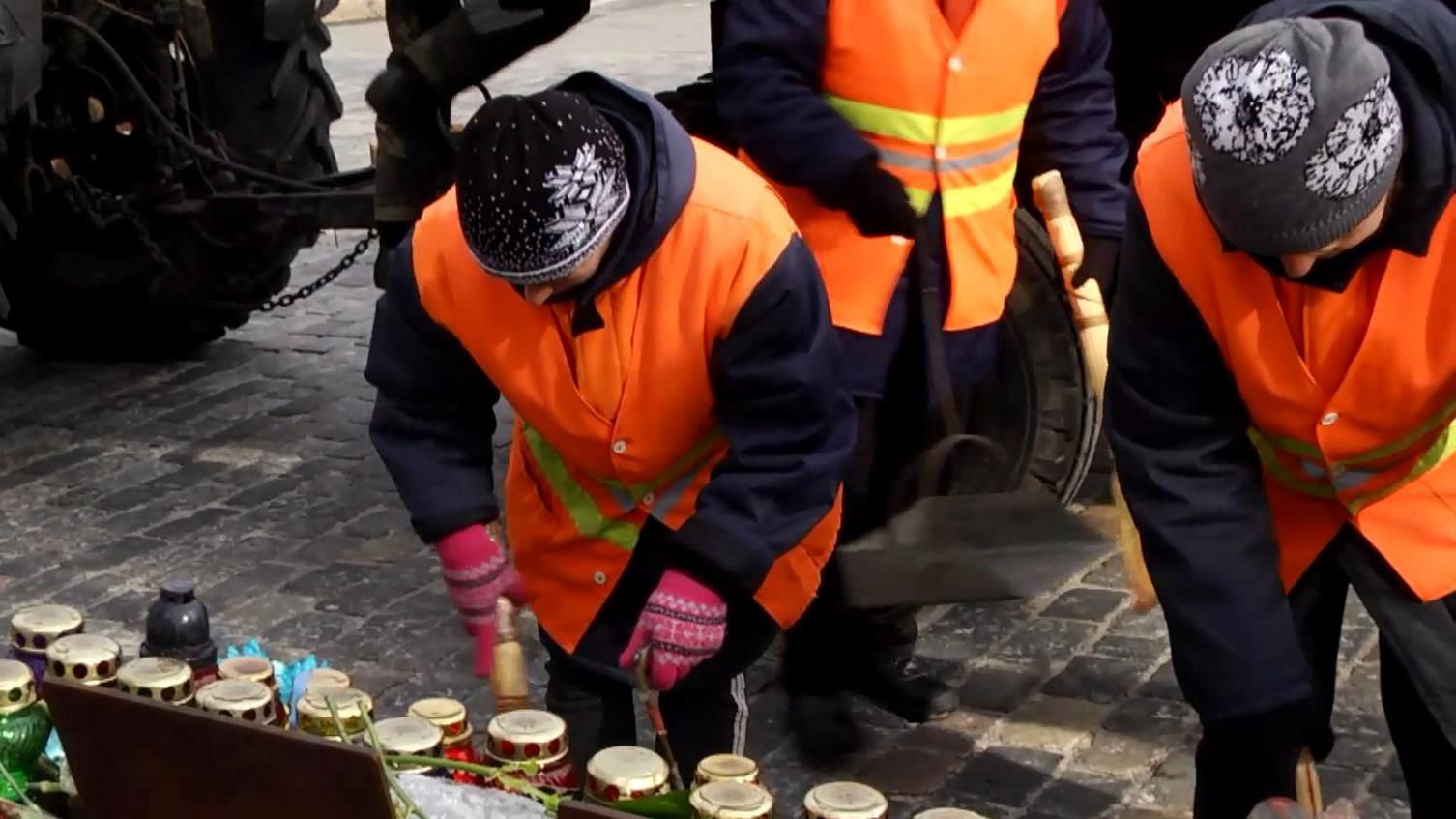 На алеї Небесної сотні стався конфлікт між киянами та комунальниками На алеї Небесної сотні стався конфлікт між киянами та комунальниками