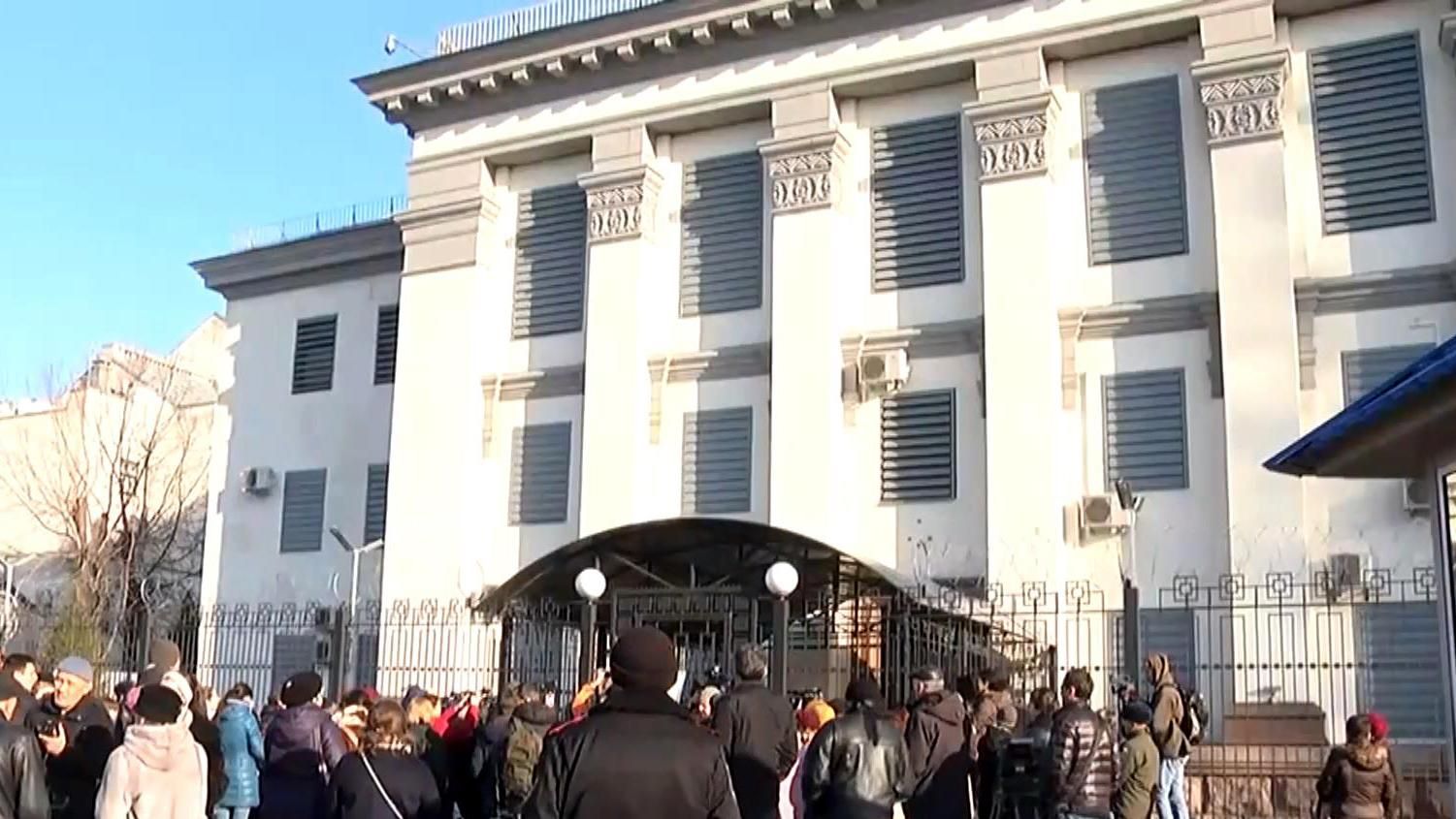 До російського посольства у Києві сходяться люди До російського посольства у Києві сходяться люди