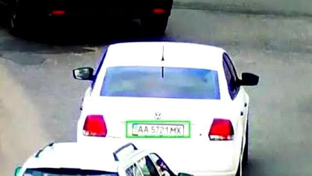 В Киеве на "зебре" авто сбило беременную — водителя разыскивают