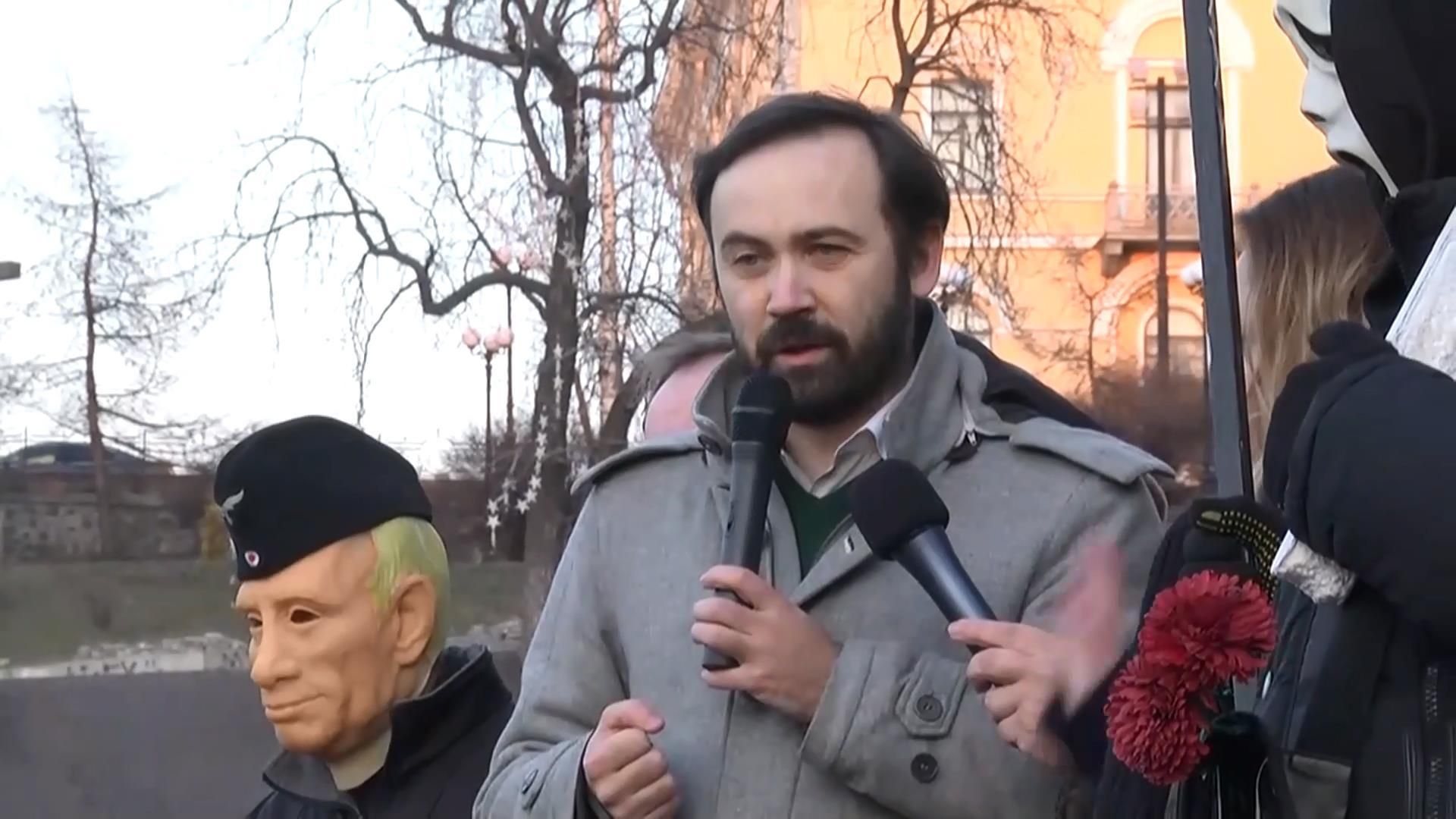 На Майдане Независимости беглецы из России выложили имя Бориса Немцова
