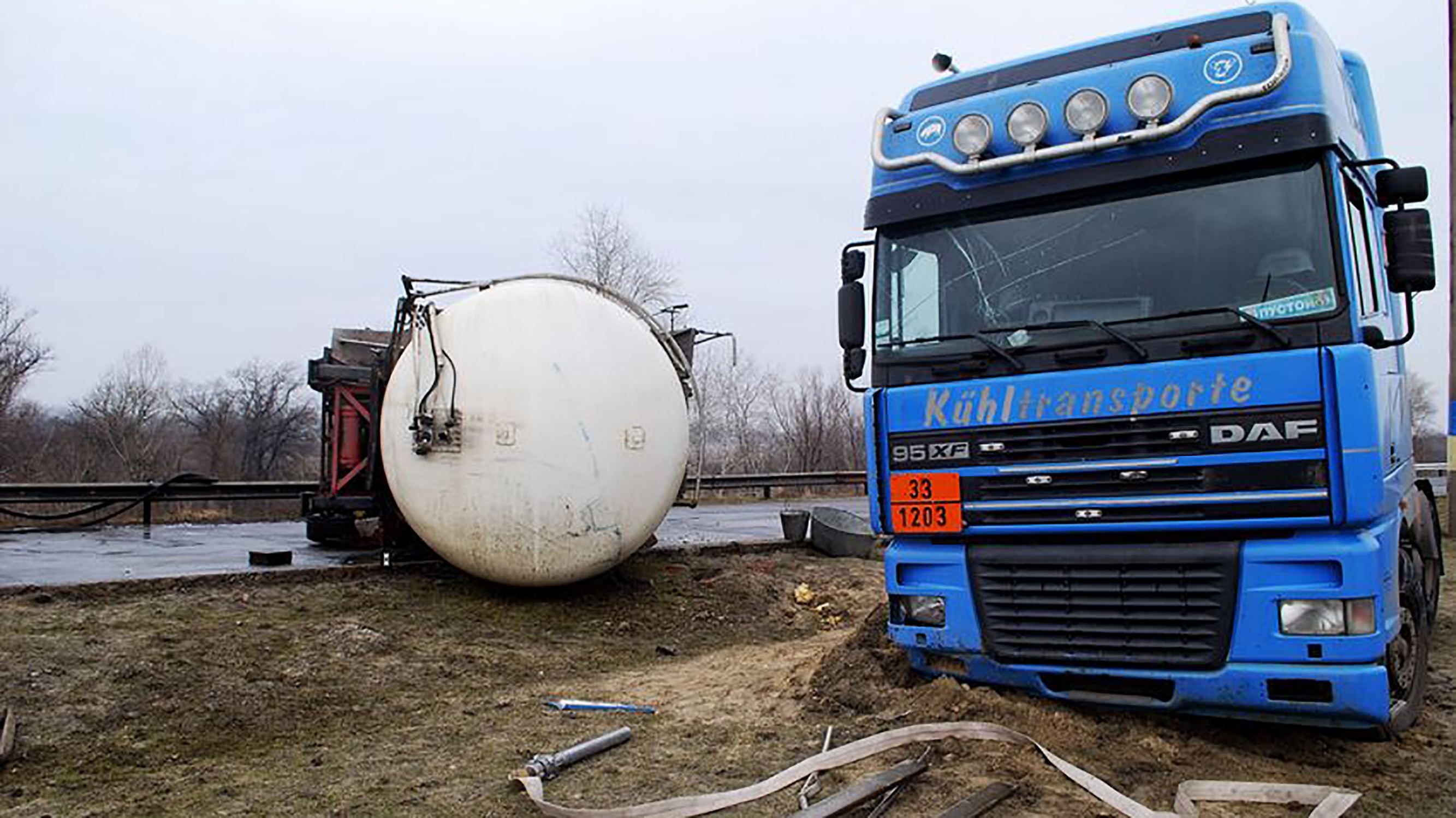 На мості через Дніпро перекинувся бензовоз: з’явилися фото На мості через Дніпро перекинувся бензовоз: з’явилися фото