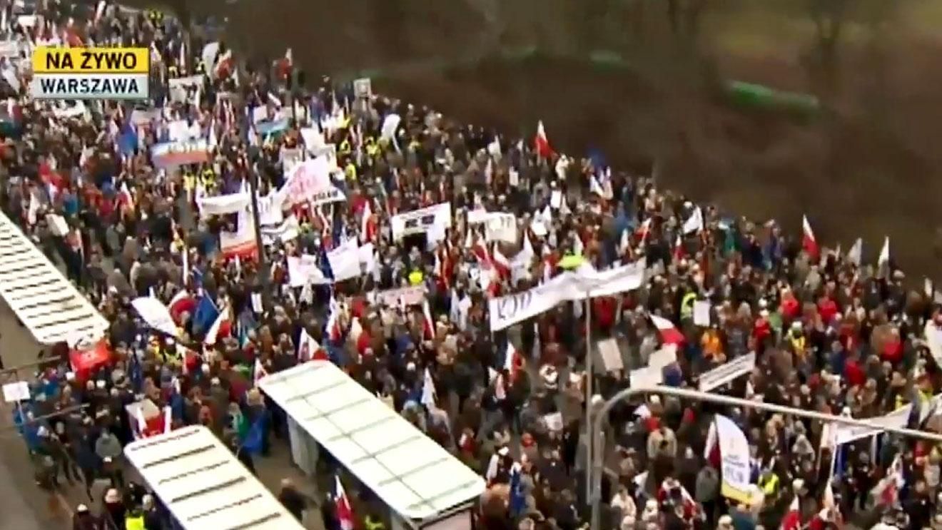 50 тысяч поляков вышли на улицы Варшавы 50 тысяч поляков вышли на улицы Варшавы