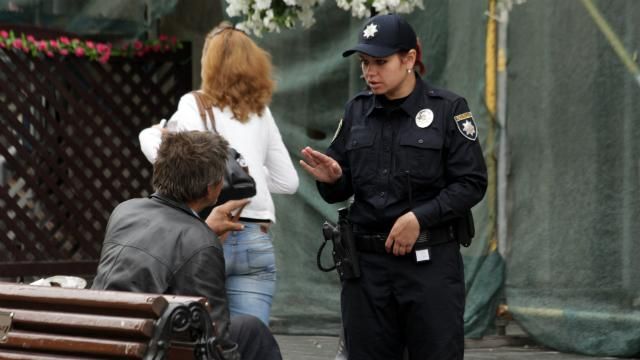 Полиция добралась и до пешеходов: первых нарушителей оштрафовали в Львове Полиция добралась и до пешеходов: первых нарушителей оштрафовали в Львове