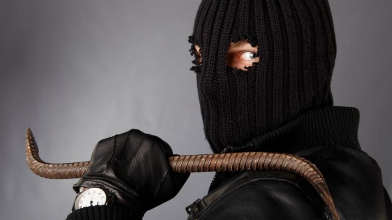 Банда грабителей обокрала ювелирный магазин в Запорожье Банда грабителей обокрала ювелирный магазин в Запорожье