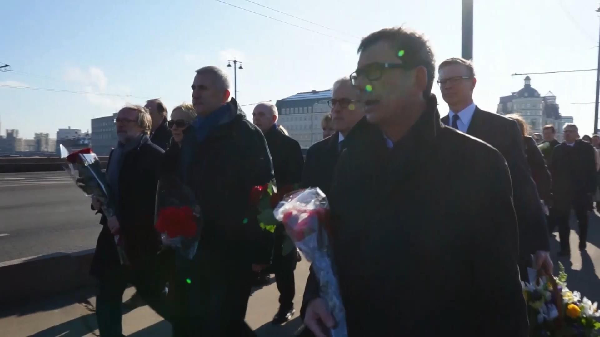 Посли країн ЄС у Москві вимагають розслідувати вбивство Нємцова Посли країн ЄС у Москві вимагають розслідувати вбивство Нємцова