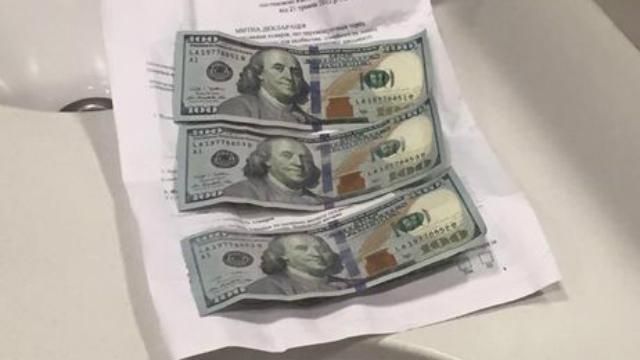 Митники у львівському аеропорту попалися на хабарі: опубліковані фото Митники у львівському аеропорту попалися на хабарі: опубліковані фото