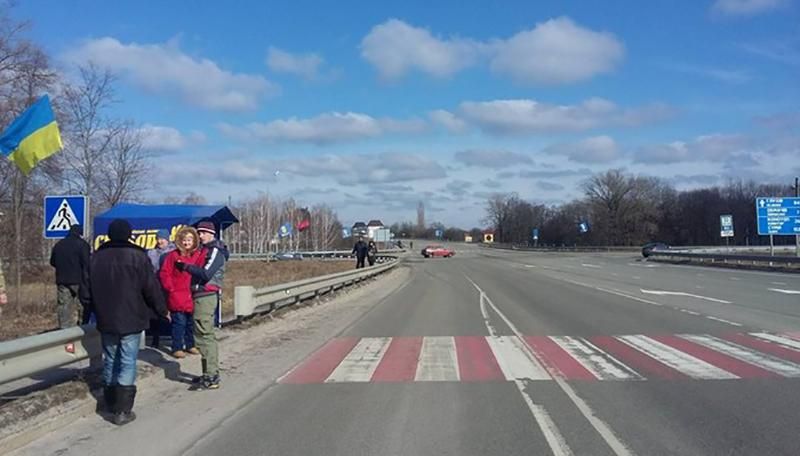 "Свободівці" таки почали блокувати російські вантажівки "Свободівці" таки почали блокувати російські вантажівки