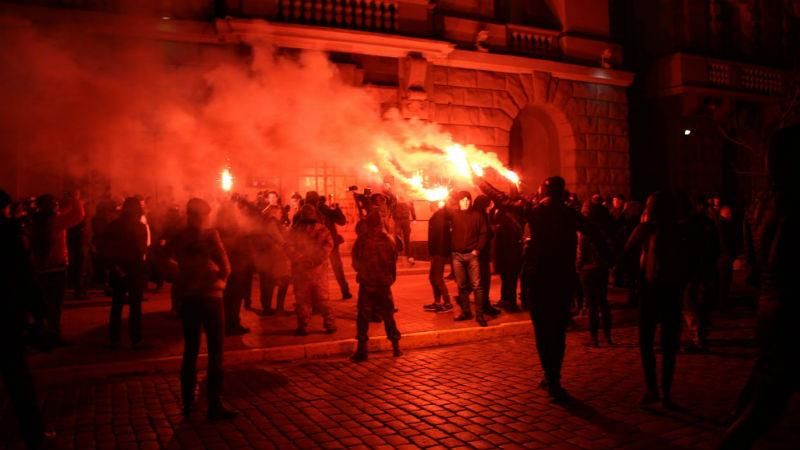 "Азов" прийшов з вогнем до будівлі СБУ: влаштували ніч протесту