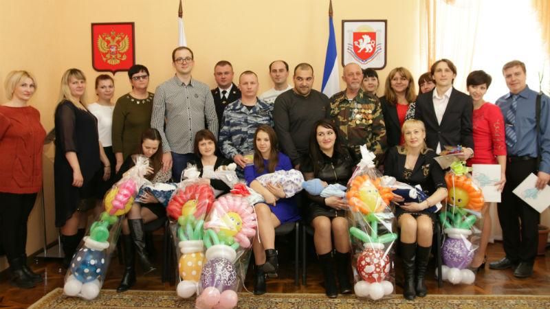 Новонародженим кримським хлопчикам вручили повістки в армію