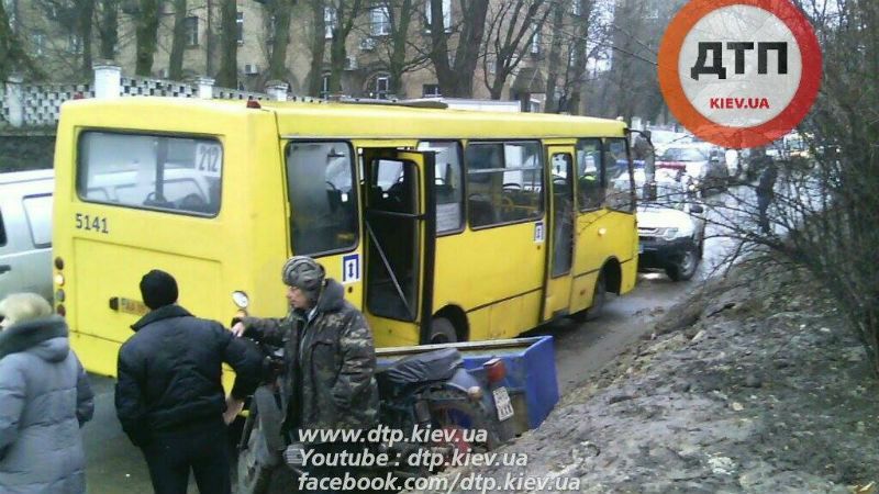 Дедушка на раритетном мотоцикле влетел в маршрутку Дедушка на раритетном мотоцикле влетел в маршрутку