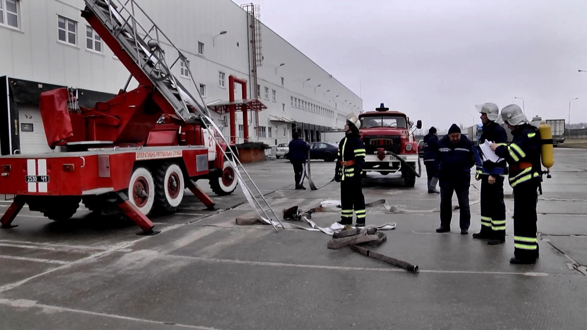 Надзвичайники вчились гасити масштабну пожежу під Києвом Надзвичайники вчились гасити масштабну пожежу під Києвом