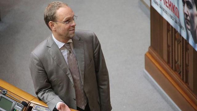 Власенко про доходи: більшість грошей подарували або виграв 