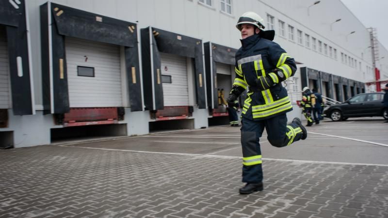 Сквозь огонь и воду: спасатели показали, как тушить масштабный пожар