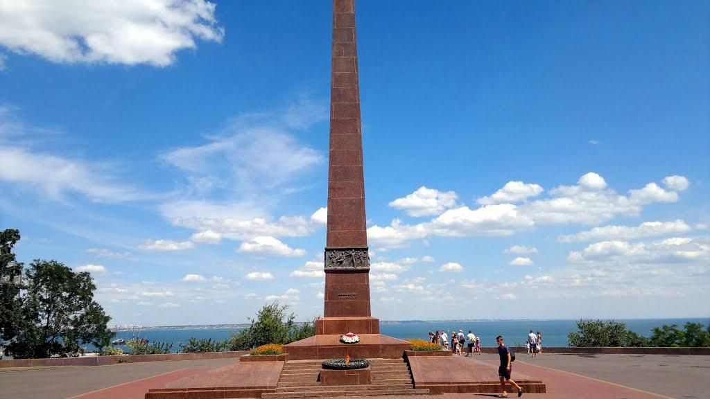 В Одесі затримали чоловіків, які смажили м'ясо на "вічному вогні" В Одесі затримали чоловіків, які смажили м'ясо на "вічному вогні"