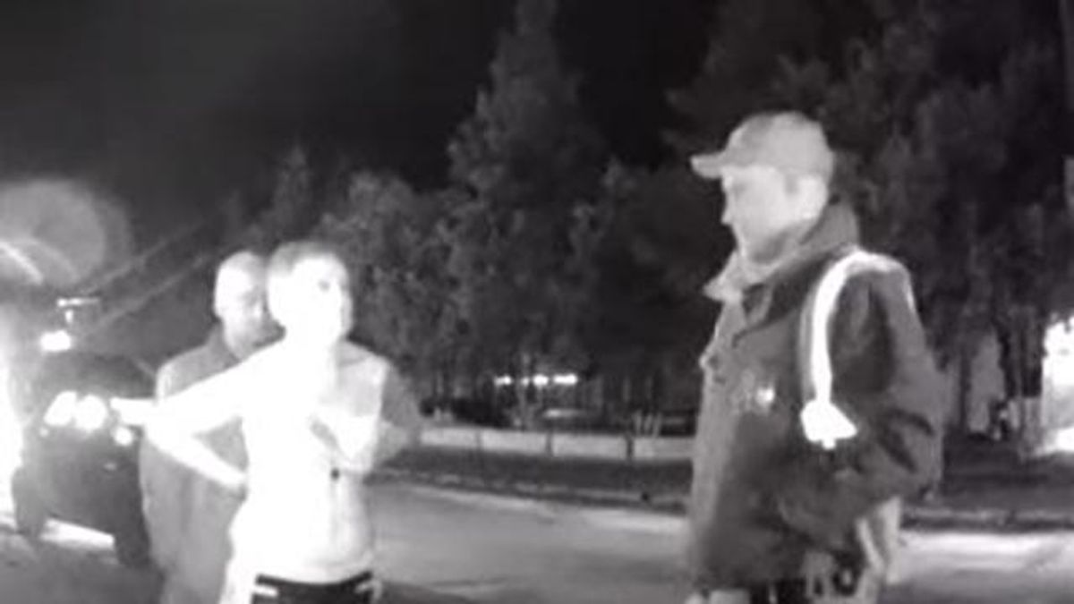 Нетвереза співробітниця податкової влаштувала стриптиз для поліцейських
