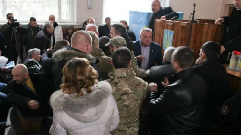 Скандал на Черкащині: у міськраді  влаштували бійку та "звільнили" мера