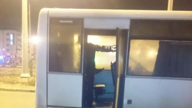 Маршрутка загорілася на зупинці у Харкові: з’явилися фото 