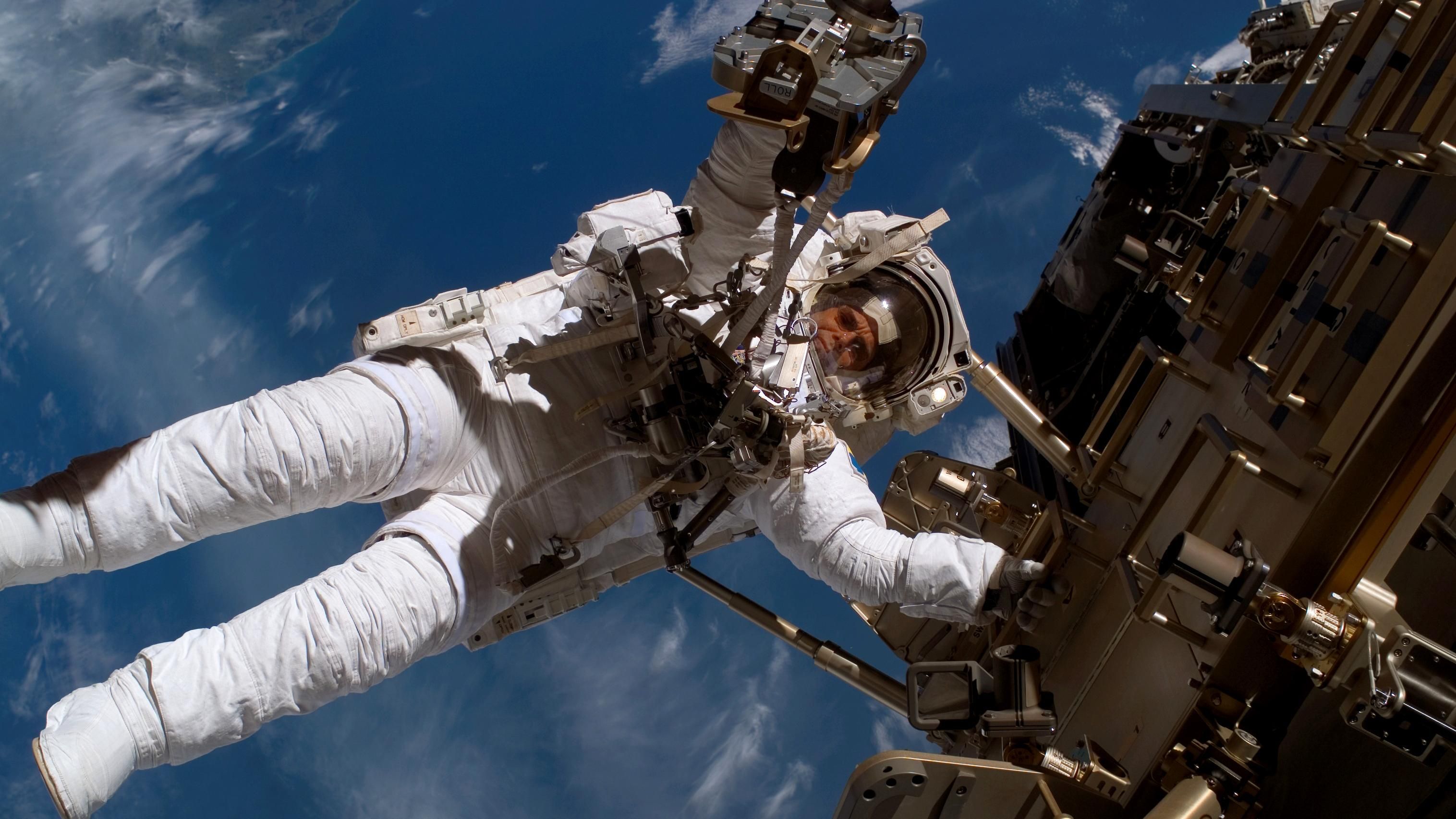 Місія трьох астронавтів завершилась: як виглядає життя у космосі