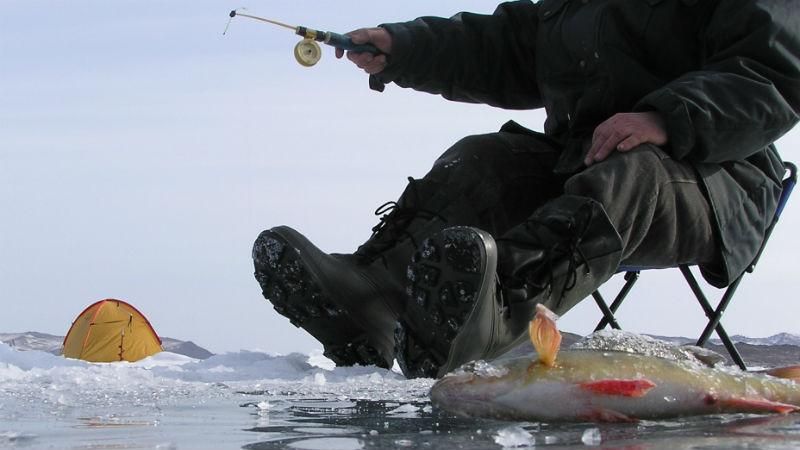 Рятувальники врятували необачного рибалку, який провалився під лід