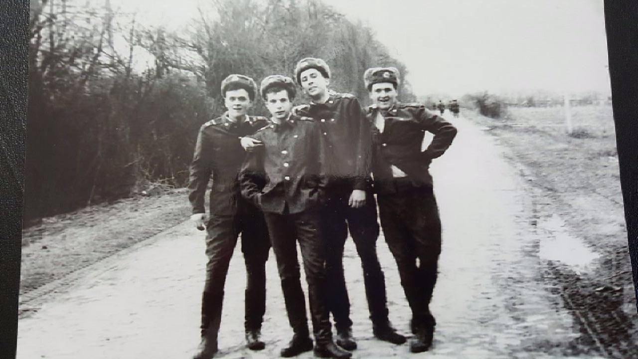 Саакашвілі оприлюднив свої старі армійські фотографії Саакашвілі оприлюднив свої старі армійські фотографії