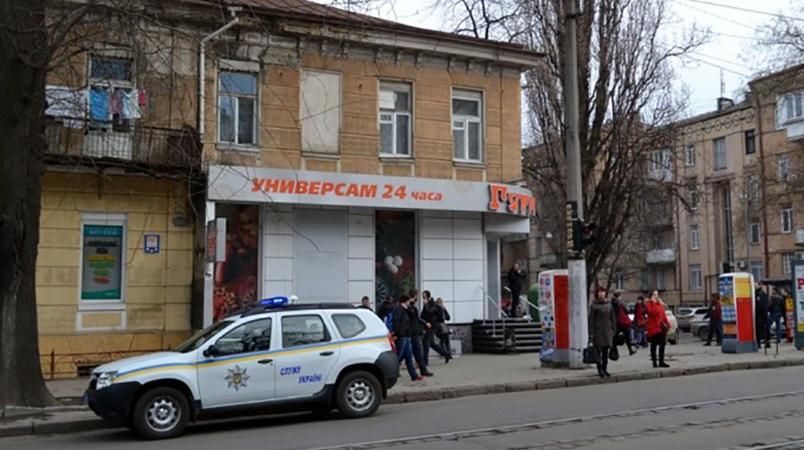 Скандал в Одессе: за украденную колбасу мужчину избили до полусмерти