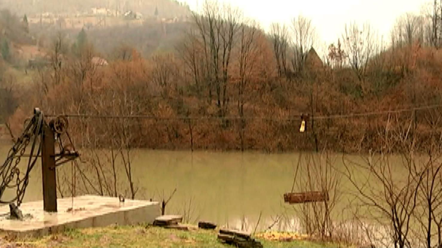 Закарпатские селяне из-за бездействия власти вынуждены "летать", чтобы переправиться через реку