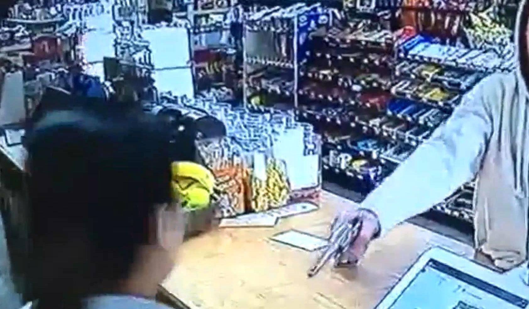 Неуклюжий грабитель получил по голове от кассирши Неуклюжий грабитель получил по голове от кассирши