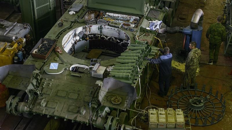 СБУ викрила групу "заробітчан" серед працівників бронетанкового заводу СБУ викрила групу "заробітчан" серед працівників бронетанкового заводу