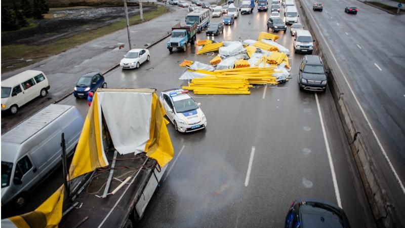 Коллапс на дороге в Киеве: фура потеряла груз