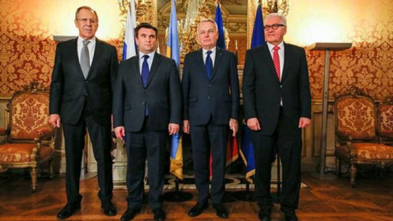 Конфуз на переговорах в Париже: почему Климкина заставили стоять рядом с Лавровым