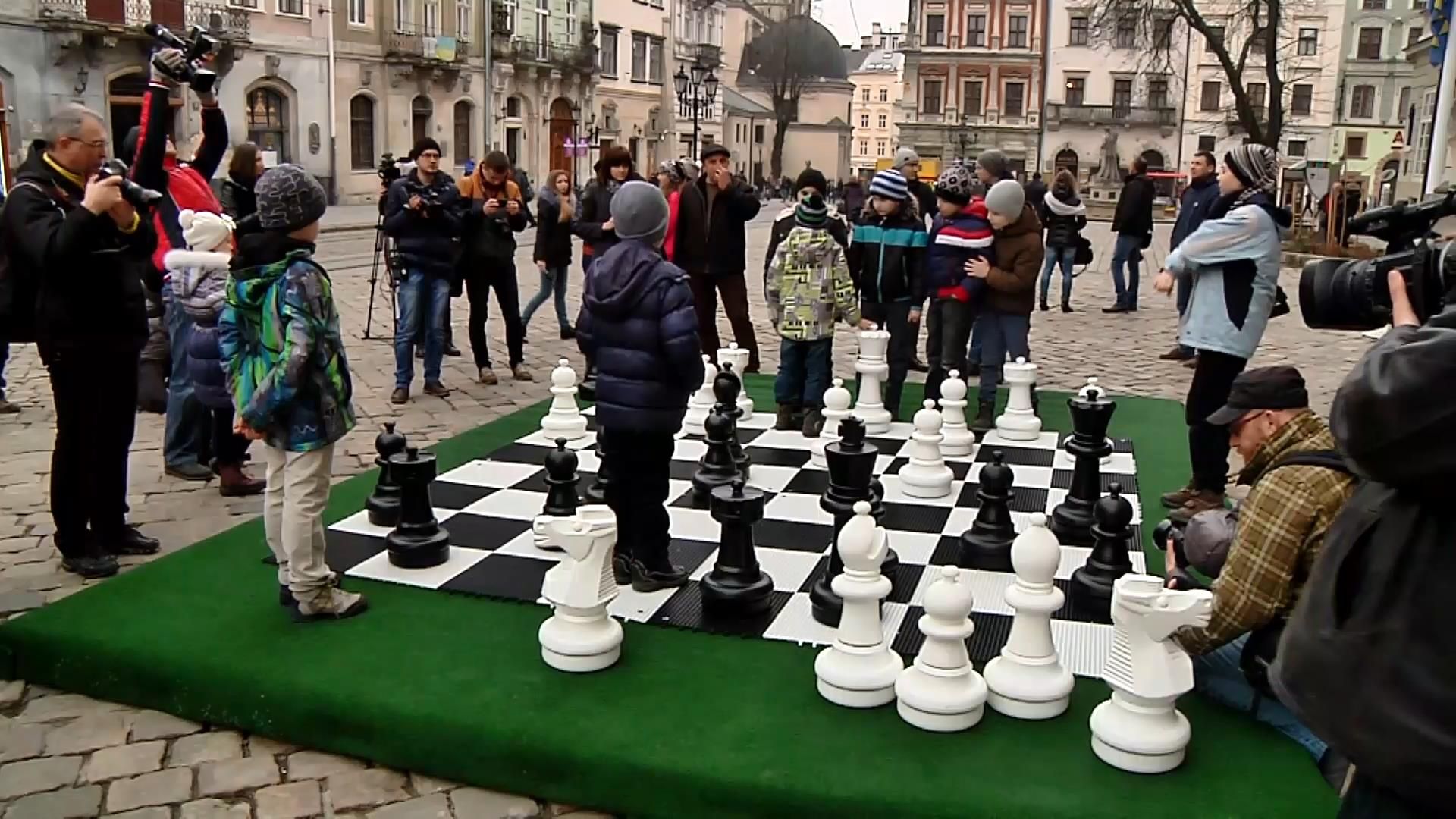 Для детей в центре Львова установили гигантскую шахматную доску