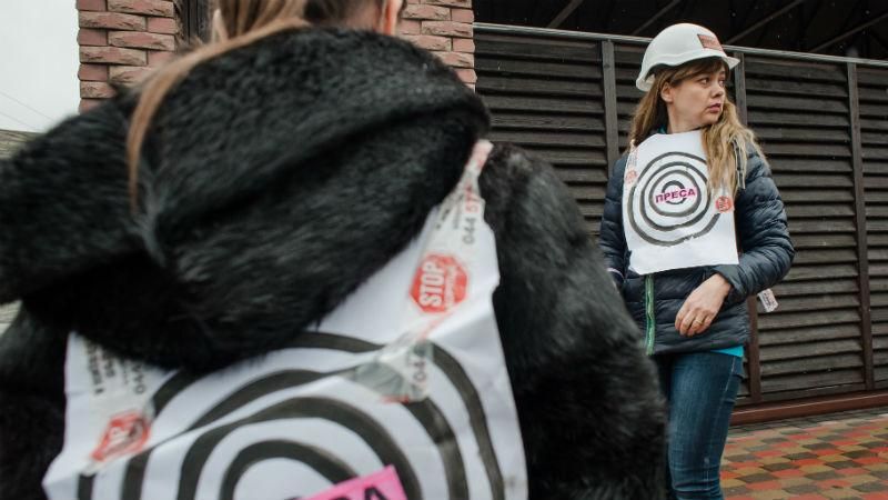 Журналісти не мішені – представники ЗМІ влаштували серію пікетів під Києвом Журналісти не мішені – представники ЗМІ влаштували серію пікетів під Києвом