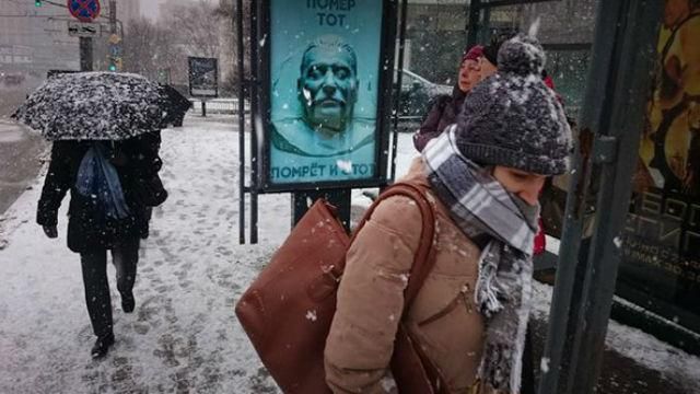 Той помер, помре і цей, — Росії з’явився цікавий плакат про смерть Сталіна Той помер, помре і цей, — Росії з’явився цікавий плакат про смерть Сталіна