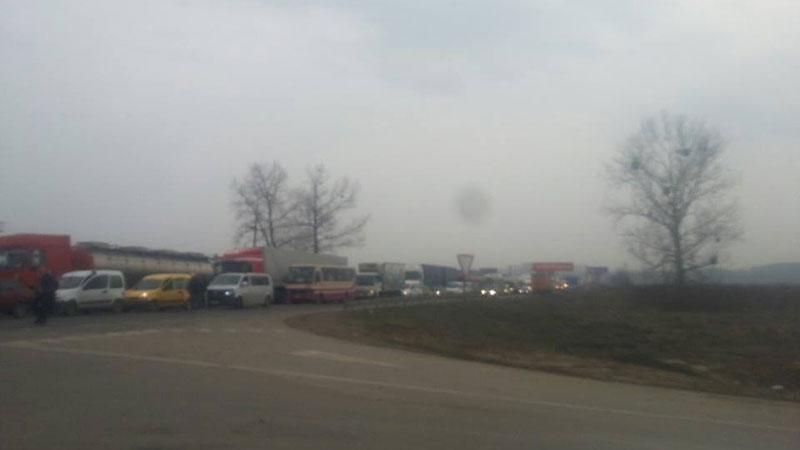 Транспортний колапс: українські фури повністю перекрили дорогу на Львів