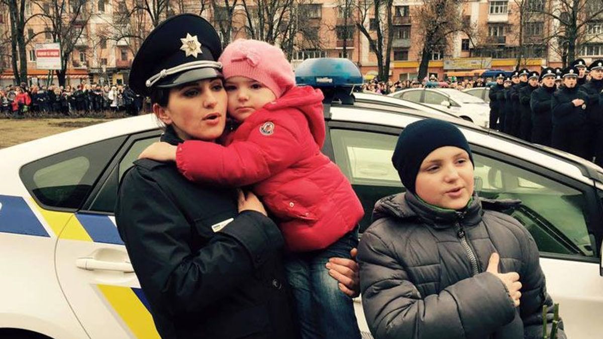 Сеть умилило видео с полицейским, которая с ребенком исполняет гимн