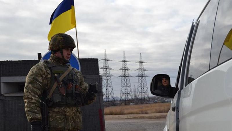 Пункт въезда-выезда "Марьинка" обстреляли снайперы: движение приостановили