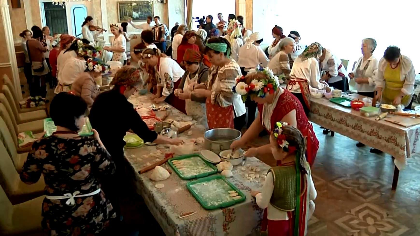 Хозяйки Запорожья объединились для помощи воинам АТО Хозяйки Запорожья объединились для помощи воинам АТО